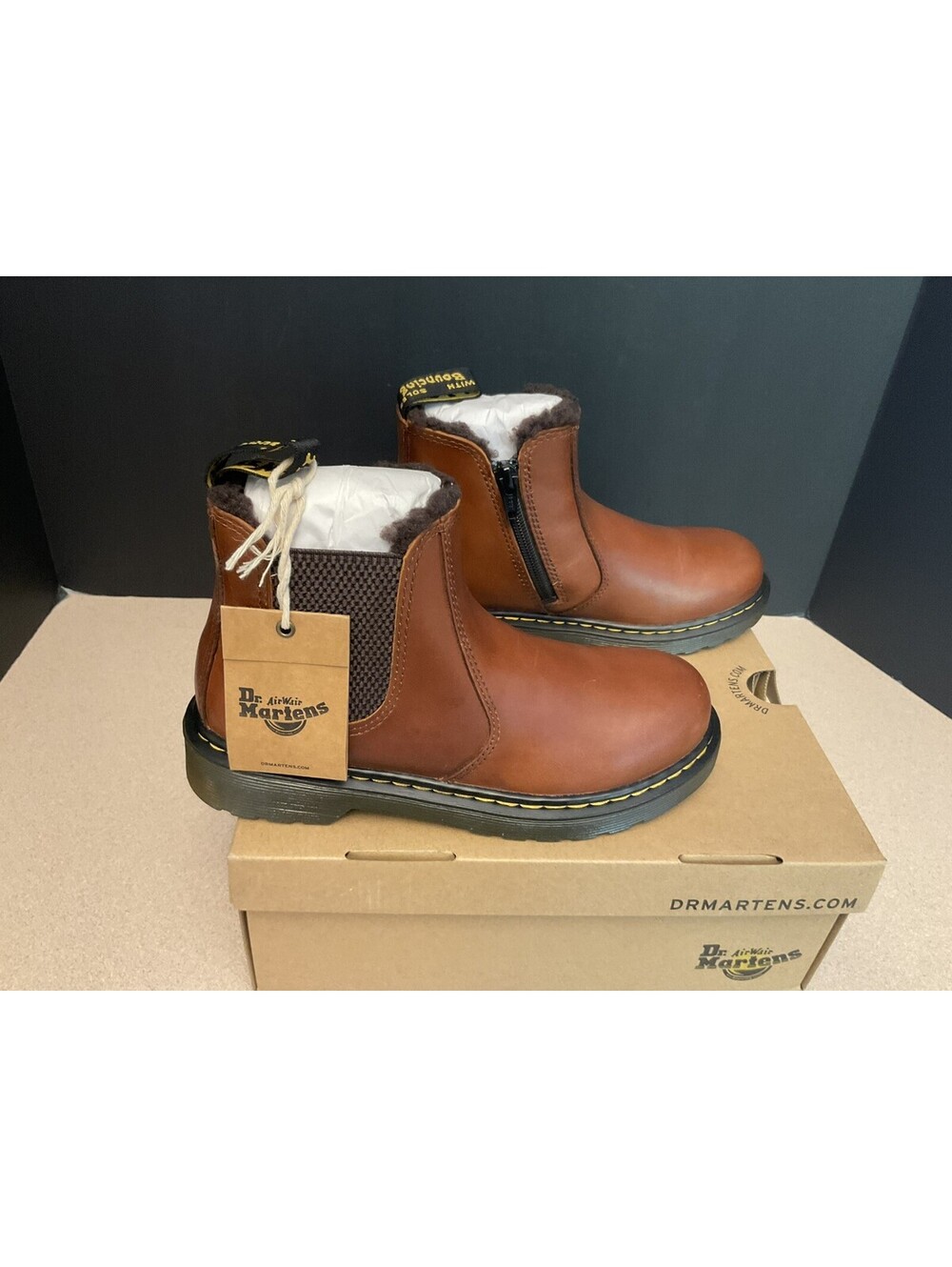 New! Youth’s Dr Martens 2976 Leonore J Light Brown Lined Chelsea Boots. Size 3Y.